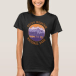 T-shirt Parc national des Rocheuses Art Rétro Distressed<br><div class="desc">Création d'oeuvres vectorielles Rocky Mountain. Le parc est connu pour le chemin Trail Ridge et le chemin Old Fall River,  des routes qui traversent des arbres de peuplier faux-tremble et des rivières.</div>