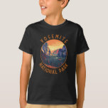 T-shirt Parc national du Yosemite Sunset Retro perturbé<br><div class="desc">Design d'illustration vectorielle de Yosemite. Le parc est célèbre pour ses séquoias géants et anciens,  et pour Tunnel View,  la vue iconique de Bridalveil Fall et les falaises de granit d'El Capitan et Half Dome.</div>