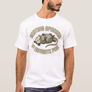 T-Shirt parodique de yoga avec un opossum au repos