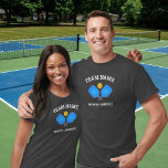 T-shirt Partenaires de Pickleball correspondant au tournoi<br><div class="desc">Chemise de pickleball amusante avec 2 pagaies bleues et 2 lignes de texte personnalisé. Parfait pour les partenaires/coéquipiers - idéal pour jouer au tournoi.</div>