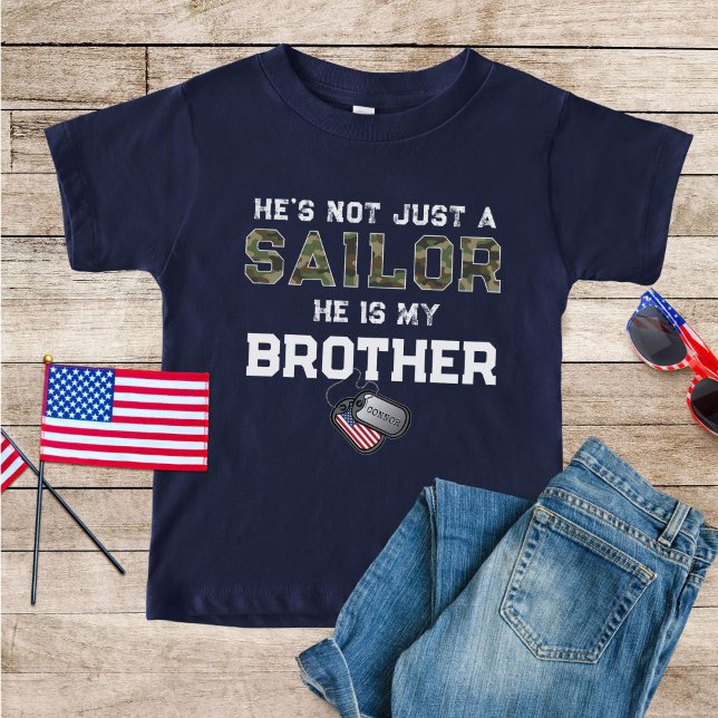 T-shirt Pas seulement un marin mon frère marine militaire  (He's not just a Sailor He is my brother proud US Navy military camo flag dog tags name navy blue tee)