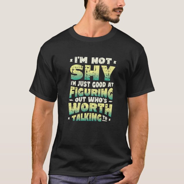T-shirt Pas timide, juste en train de déterminer à qui il  (Devant)