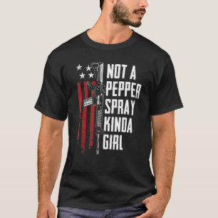 T-shirt Pas une fille qui utilise du spray au poivre Arme