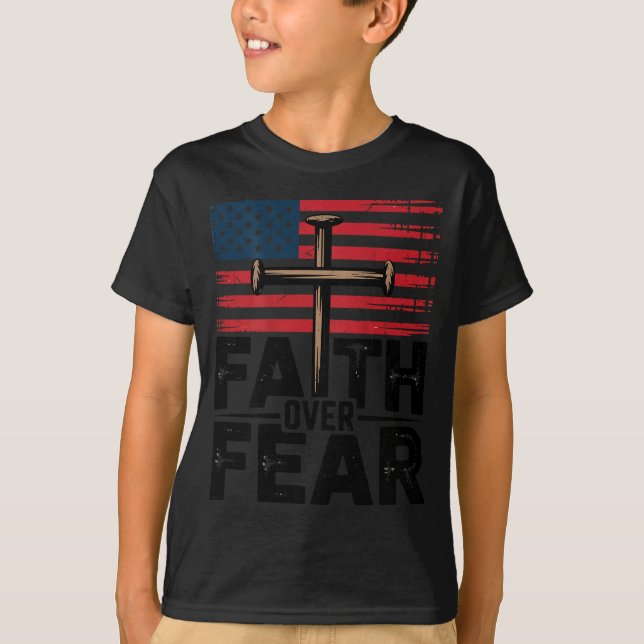 T-shirt Patriotic Christian Faith Over Fear American Flag  (Devant)