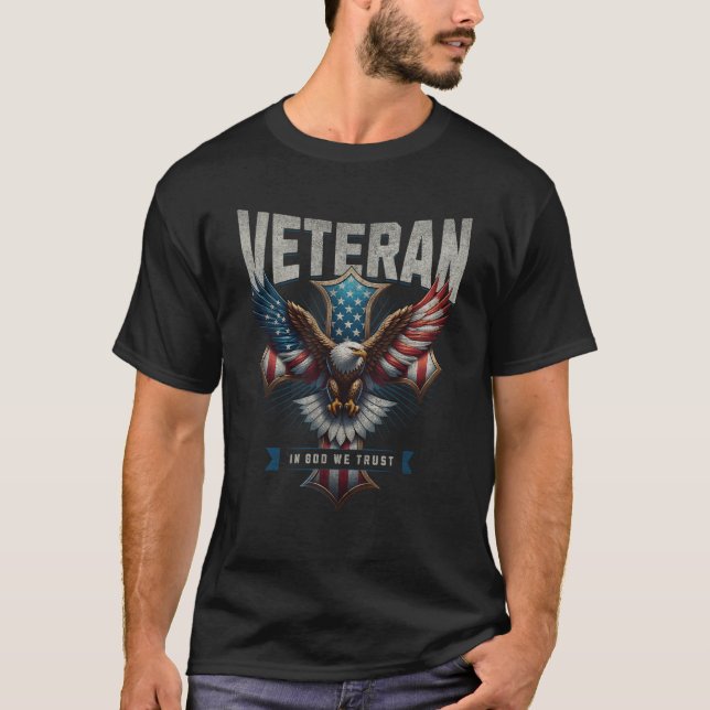 T-Shirt Patriotique Vétéran En Dieu Nous Croyons (Devant)