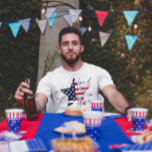 T-shirt Pays des libres à cause des courageux<br><div class="desc">Juste à temps pour célébrer la fête de l'indépendance américaine avec ce design patriotique avec une étoile avec des étoiles et des rayures et le patriotique pays-texte de la liberté à cause du courageux.</div>