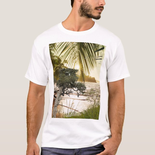 T-shirt Paysage naturel avec arbres, eau et lumière du sol (Devant)