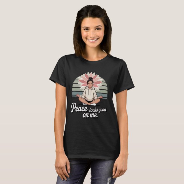 T-shirt Peace Looks Good On Me – Empowering Yoga Tee (Devant entier)