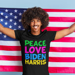 T-shirt Peace Love Biden Harris Election 2024<br><div class="desc">Le mignon Joe Biden Kamala Harris t-shirt de l'élection 2024 pour un démocrate progressiste qui aime les desseins politiques amusants et colorés.</div>