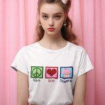 T-shirt Peace Love Cupcakes mignonne Baker femmes<br><div class="desc">Un mignon t-shirt amateur de cupcake pour un boulanger qui aime faire des sucreries et des desserts dans une boulangerie. Un panneau de tranquillité,  un coeur et un joli cupcake rose.</div>