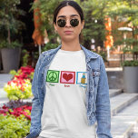 T-shirt Peace Love Debate Team Femmes<br><div class="desc">Un superbe t-shirt d'équipe de discours et de débat avec un signe de paix,  le coeur,  et quelqu'un qui se tient derrière un podium parlant. Peace Love Debate Women's tee.</div>