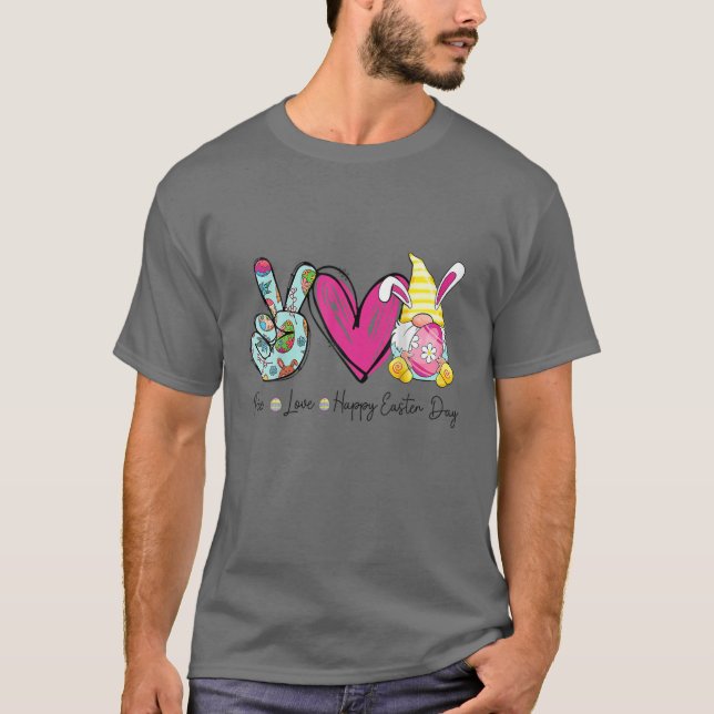 T-shirt Peace Love Happy Easter Gnomes Hug Eggs Chasse Fu (Devant)