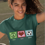 T-shirt Peace Love Soccer<br><div class="desc">Que vous soyez une mère de football ou une pro de football, vous adorerez cette chemise de football féminin cool. Peace Love Soccer décoré d'un signe vert de paix, d'un coeur et d'un ballon de football pour un fan passionné ou un joueur de football impressionnant. Commandez maintenant pour un cadeau...</div>