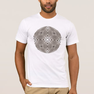 T-shirt peau de serpent grise regardant la boule fixement