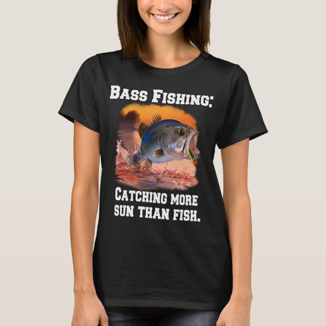 T-shirt Pêche à la basse : Attraper plus de soleil que de  (Devant)