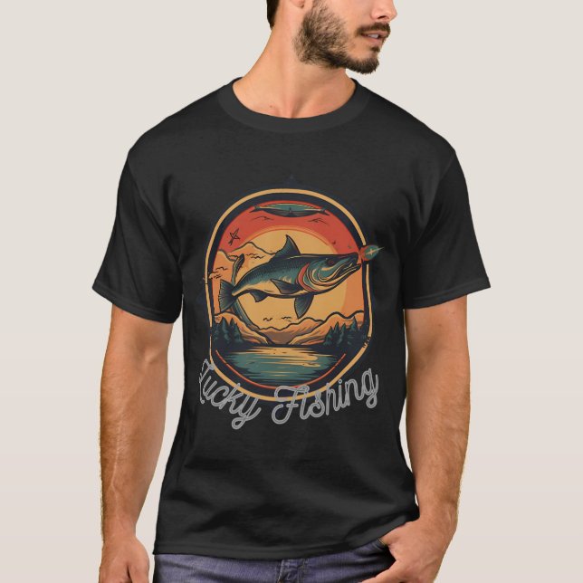 T-shirt Pêche chanceuse avec du matériel de pêche (Devant)