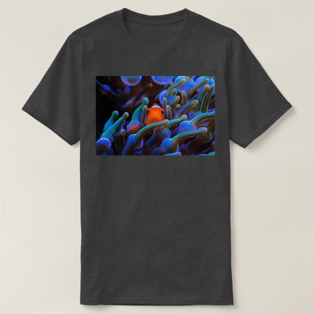 T-shirt Peeping Clownfish sur la barrière de corail (Design devant)