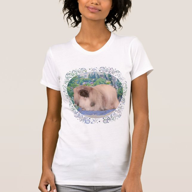 T-shirt Pékinois dans un jardin fleuri (Devant)