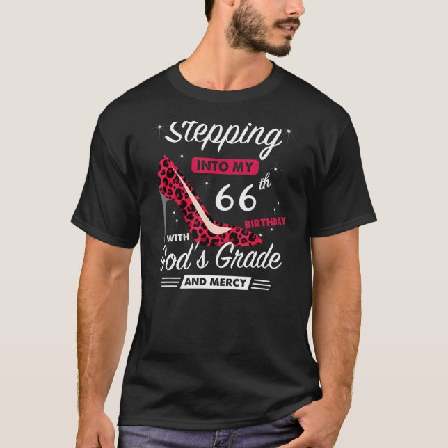 T-shirt Pénétrer dans mon 66e anniversaire avec la grâce d (Devant)