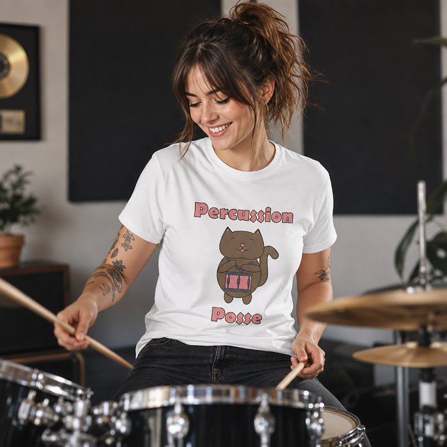 T-shirt Percussion Posse - Chat batteur mignon (A tshirt with a brown cat playing a snare drum and the words "Percussion Posse".)