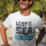 T-shirt Perdu en mer ne me gêne pas voyage de croisière<br><div class="desc">Cette conception a été créée par art numérique. Vous pouvez modifier le style de cette chemise en choisissant Plus > sous l'option de style. Il peut être personnalisé en cliquant sur le bouton personnaliser et en modifiant la couleur, en ajoutant un nom, des initiales ou vos mots préférés. Contactez-moi à...</div>