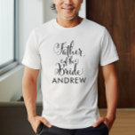 T-shirt Père de la mariée Noir Mariage personnalisé<br><div class="desc">La chemise mariage père de la mariée est dotée d'un script de calligraphie à rotation noire moderne avec un élégant texte de prénom personnalisé que vous pouvez personnaliser. Voyez nos créations de fête nuptiale coordonnées !</div>