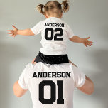 T-shirt Père Enfant Fille Fille Sport Nom de l'équipe Corr<br><div class="desc">Conception personnalisable avec une équipe de sport ou un nom de famille avec un numéro pour les tenues assorties pour un père et un enfant. Trouvez une chemise enfant correspondante dans ma collection "Daddy and Me Matching Designs and Dad Gifts".</div>