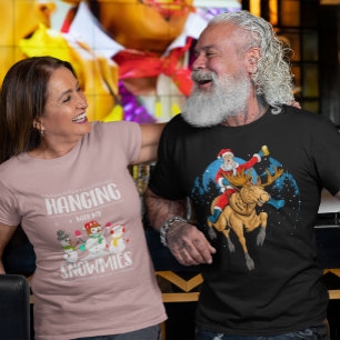 T-shirt Père Noël montant un élan de Noël en train de boir
