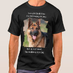 T-shirt Personnalisé Animaux de compagnie Photo Drôle Chie<br><div class="desc">C'est vrai ! Maintenant, vous n'avez pas besoin de dire un mot, laissez votre chemise parler. "J'ai peut-être l'air de vous écouter, mais dans ma tête, je marche mon chien". Personnalisez avec votre photo et votre nom de chien préférés. Chaque amoureux des chiens en a besoin. Un cadeau parfait pour...</div>