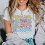 T-shirt Personnalisé Avec Le Nom Enseignant Préscolaire Pe<br><div class="desc">Célébrez le début d'une nouvelle année scolaire avec notre T-shirt personnalisé avec prénom de l'enseignant de maternelle, le mélange parfait de confort, de style et de personnalisation. Ce tee-shirt plein de charme est conçu avec l'esprit de l'enseignant de maternelle dédié, avec un arc rose délicieux et des graphismes d'inspiration rétro...</div>