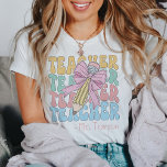 T-shirt Personnalisé Avec Le Nom Pink Bow Enseignant Perso<br><div class="desc">Élevez votre garde-robe pédagogique avec notre T-shirt personnalisé avec nom Pink Bow enseignant, un symbole de style et de dévouement. Ce tee allie sophistication classique et fantaisie, avec un design d'arc rose charmant qui ajoute une ambiance rétro-coquette. Que vous soyez un éducateur chevronné ou que vous entrepreniez un nouveau voyage...</div>