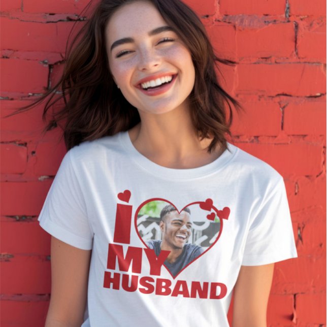 T-shirt Personnalisé J'Aime Mon Mari Coeur Photo (Personalized I Love My Husband Heart Photo T-Shirt by Ricaso. Add your own photograph to this shirt)