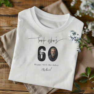 T-shirt personnalisé « Regarde qui a 60 ans » pour