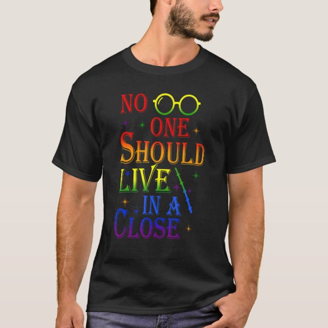 T-shirt Personne Ne Devrait Vivre Dans Un Closet Lgbt Gay  (Devant)