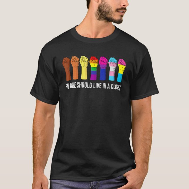 T-shirt Personne Ne Devrait Vivre Dans Un Closet Lgbtq Pow (Devant)