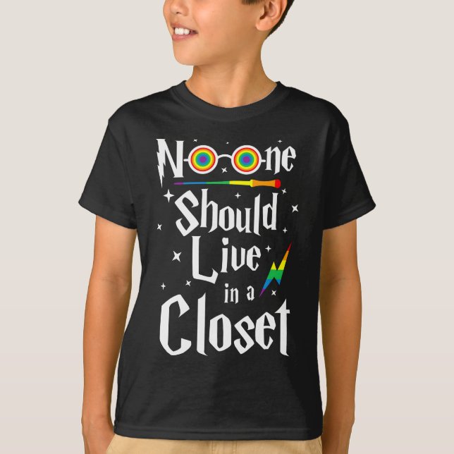 T-shirt Personne Ne Devrait Vivre Dans Un Closet LGBTQ Sig (Devant)