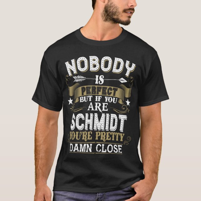 T-shirt Personne N'Est Parfait Mais Vous Êtes SCHMIDT Nom  (Devant)
