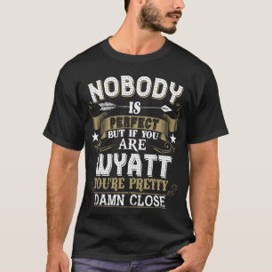T-shirt Personne N'Est Parfait Mais Vous Êtes WYATT Nom De