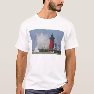 T-shirt Personnes sur la jetée regardent de grosses vagues