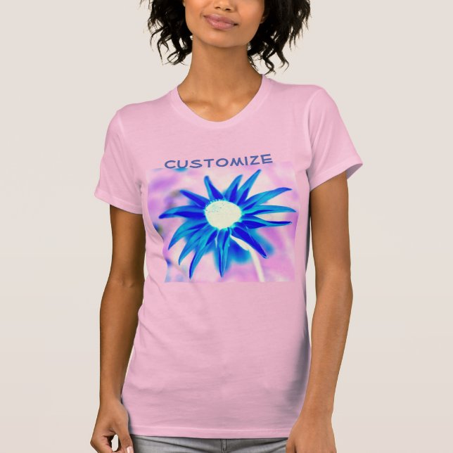 T-shirt Pétales bleus sur plan rose (Devant)