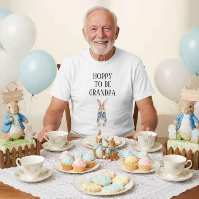 T-shirt Peter Rabbit Baby shower Espère Être Grand-Père (This playful Peter Rabbit tee makes him part of the baby shower celebration in the sweetest way.)