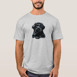 T-shirt Petit chien noir allongé au regard doux et rêveur.