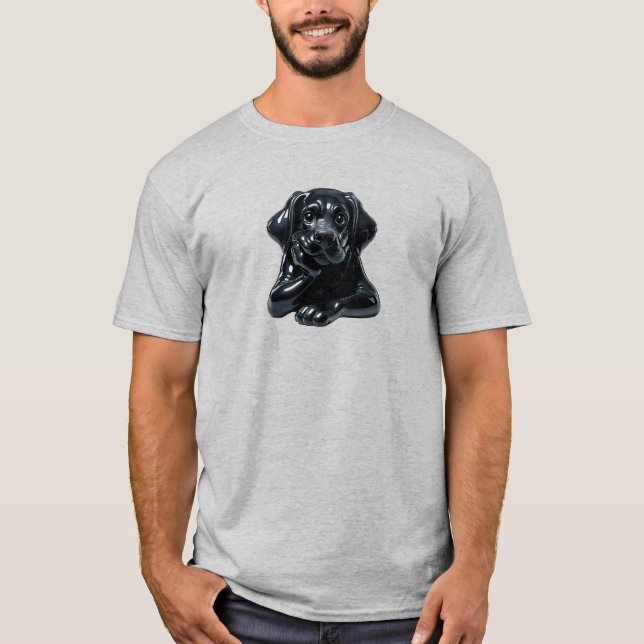 T-shirt Petit chien noir allongé au regard doux et rêveur. (Devant)