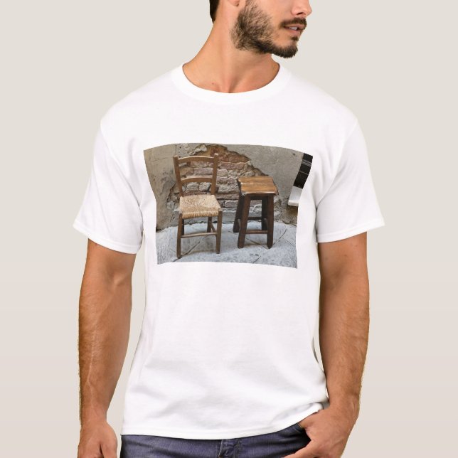 T-shirt Petite chaise et tabouret, Pienza, Italie (Devant)