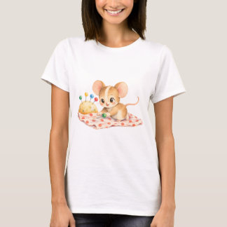 T-shirt Petite souris avec un coussin à aiguilles lors du