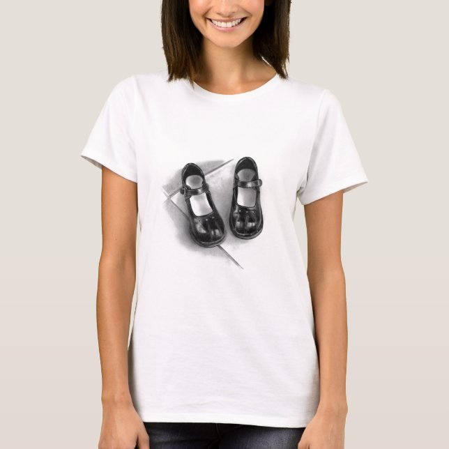 T-SHIRT PETITES CHAUSSURES NOIRES : ART DE CRAYON : (Devant)