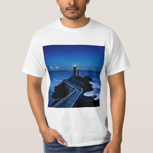 T-shirt Phare sur mur dans l'océan la nuit (Devant)