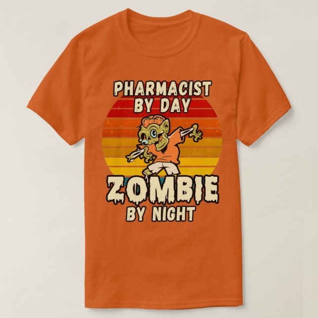 T-SHIRT PHARMACIEN PAR JOUR ZOMBIE PAR HALLOWEEN DE NUIT C (Design devant)