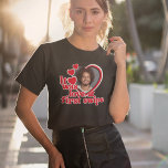T-shirt Photo d'amour drôle de cœur<br><div class="desc">Ce design amusant est parfait pour la Saint-Valentin. Cadeau d'anniversaire ou à porter lors de votre enterrement de vie de jeune fille ! ♥</div>