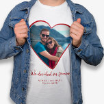 T-shirt Photo de couple cœur engagement personnalisé<br><div class="desc">T-shirt blanc personnalisé avec photo de couple en forme de cœur et texte "nous avons décidé pour toujours", noms et date, annonce de fiançailles. Personnalisez-le avec votre photo et votre texte ! Cela peut être un joli cadeau souvenir pour célébrer vos fiançailles ou votre première Saint-Valentin en tant que jeunes...</div>